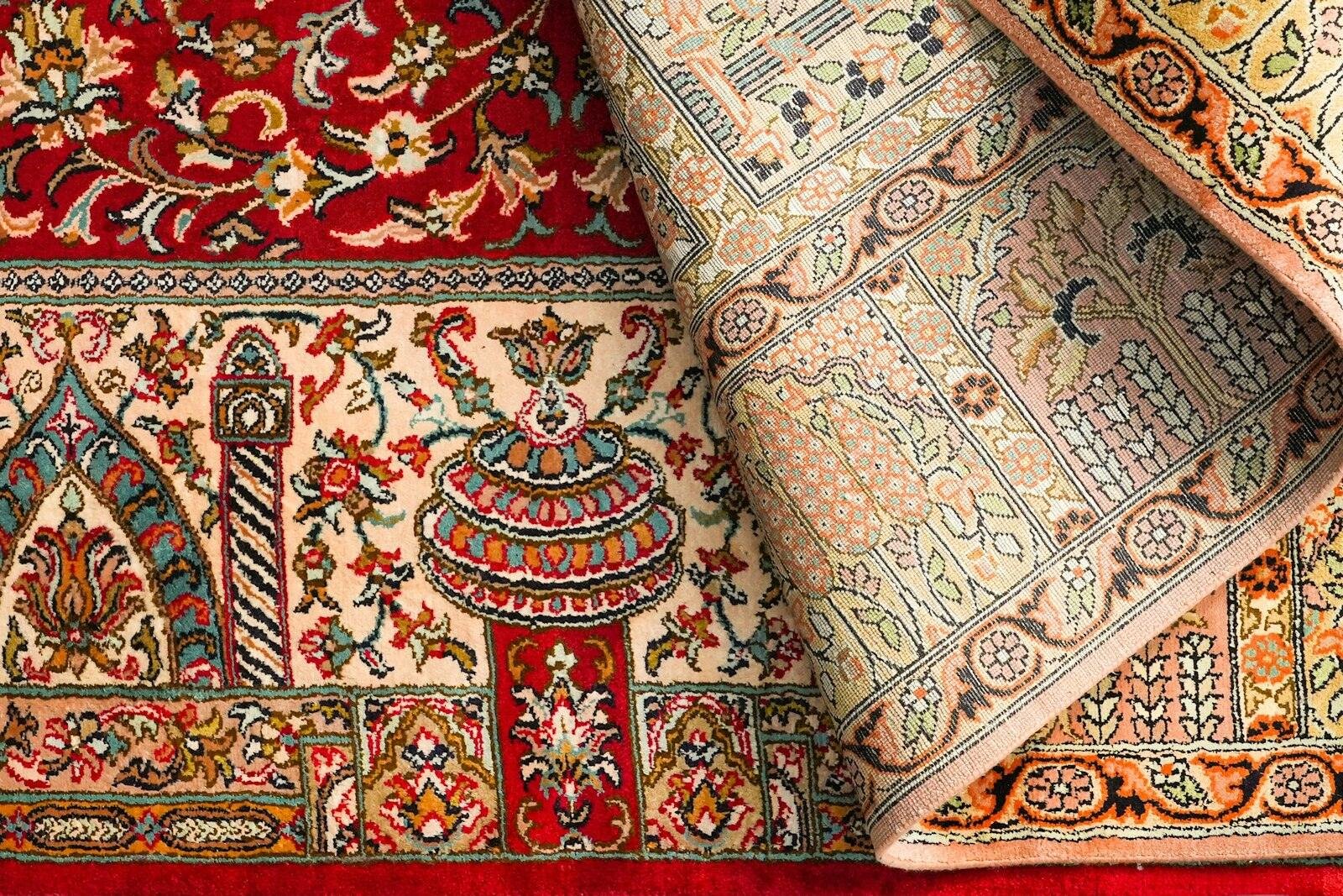 İnce işçilikli, çiçek desenli ipek görünümlü halı